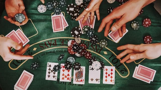 Hướng dẫn cụ thể cách rút bài Poker
