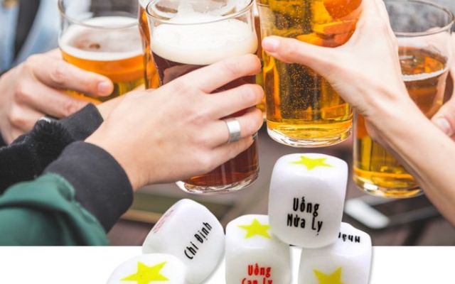 Bật Mí Cách Chơi Xí Ngầu Uống Rượu Cực Thú Vị